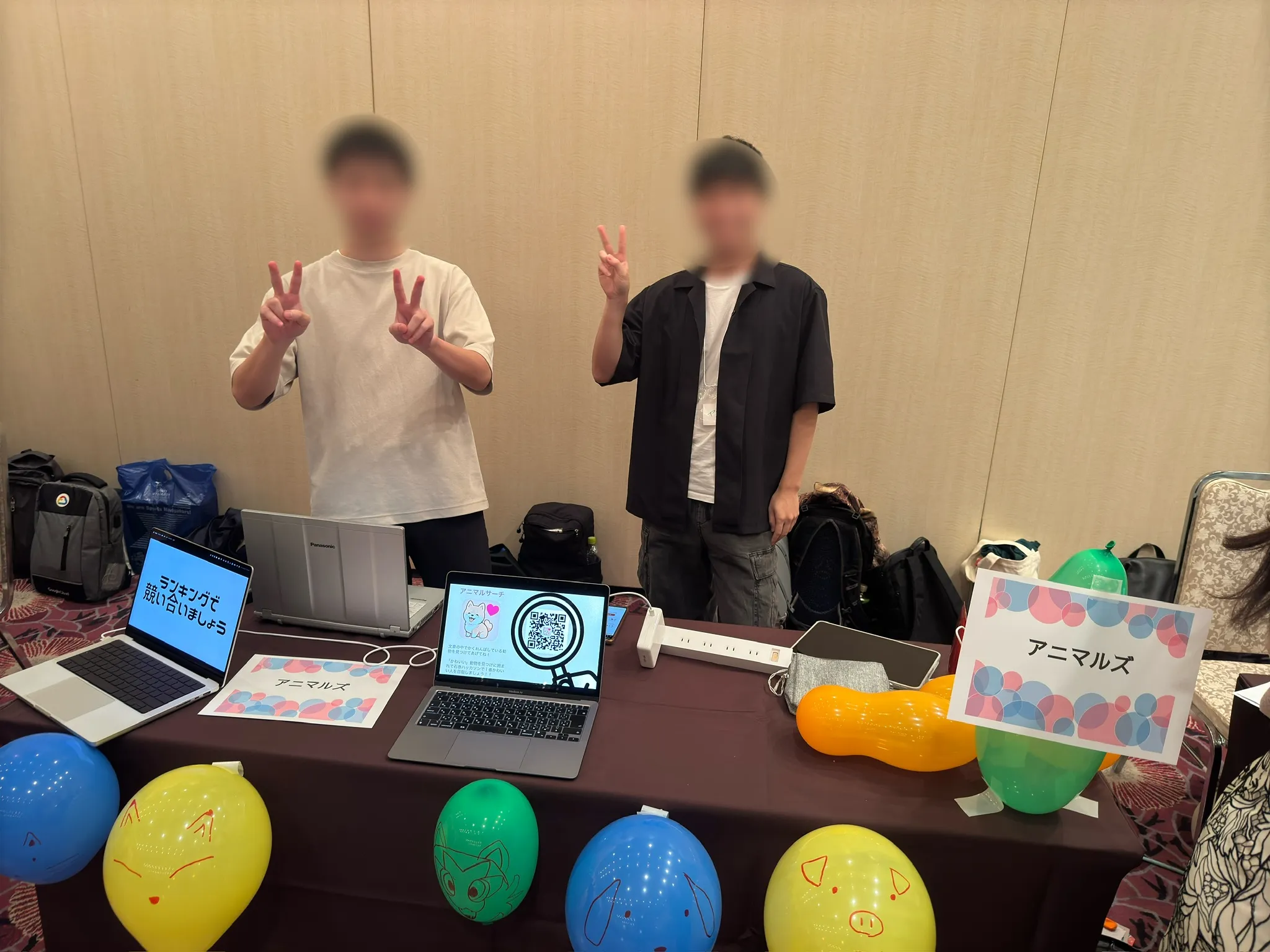 石巻ハッカソン2024で成果物を出店形式で発表する様子